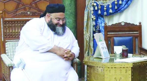 مولانا اشرفی نے «الشرق الوسط» سے گفتگو کرتے ہوئے کہا کہ: ایک بڑی مصیبت جس سے اسلامی دنیا دوچار ہے وہ ایرانی دخل اندازی ہے۔