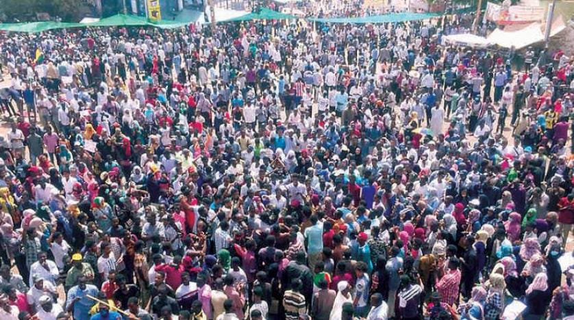 خرطوم میں برفباری ۔۔۔ انتظامیہ کی فورسز عوامی تحریک میں شامل