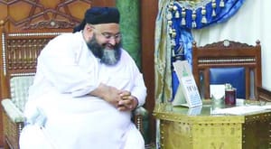 مولانا اشرفی نے «الشرق الوسط» سے گفتگو کرتے ہوئے کہا کہ: ایک بڑی مصیبت جس سے اسلامی دنیا دوچار ہے وہ ایرانی دخل اندازی ہے۔