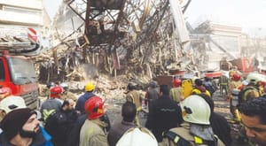تہران میں ایک عمارت کے منہدم ہونے کے بعد درجنوں فائر فائٹرز کے بارے میں خدشات