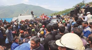 گلستان میں روحانی کا پتھروں کے ساتھ استقبال