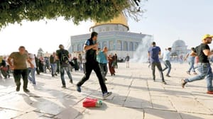 مسجد اقصی میں جھڑپیں اور درجنوں افراد زخمی