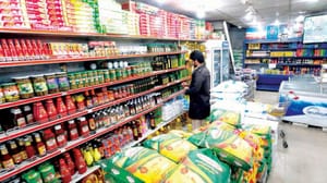 صنعاء کے بازار … گاہکوں کے بغیر سامان