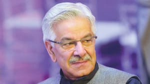 پاکستان پر دہشت گردی کا الزام مذموم ہے: آصف "الشرق الاوسط” سے