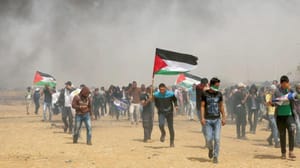 غزہ میں "پرچم جلانے کے جمعہ” میں ایک ہلاک اور سینکڑوں زخمی