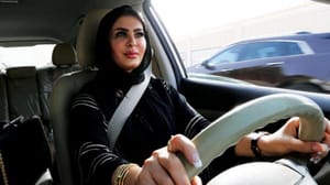 اہل سعودیہ کی طرف سے خواتین کی ڈرائونگ کا پھولوں اور تالیوں سے استقبال