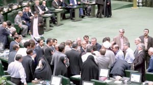 ایران کی طرف سے پابندیوں کو چیلنج اور پارلیمنٹ میں روحانی کو ایک جھٹکا