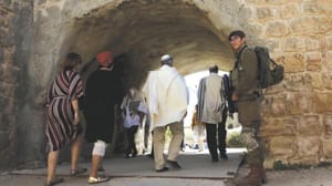 غزہ میں تنخواہ اور ایندھن کے مقابلہ سکون کا ماحول