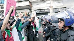 جزائر: فوج کے کمانڈر کی طرف سے وقتی صدر کی تائید کی وجہ سے عوام پریشان