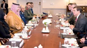 خالد بن سلمان اور ایسپر کے درمیان خلیج میں تعاون، یمن اور نیوی گیشن سیکیورٹی کے سلسلہ میں تبادلۂ خیال